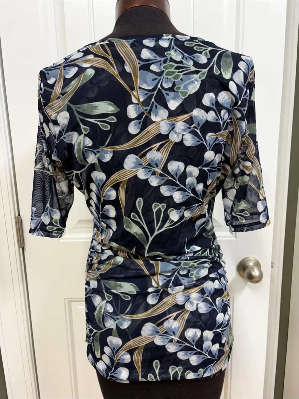 White House Black Market Navy Mesh Botanical Print Top Size M - Picture 2 of 3
